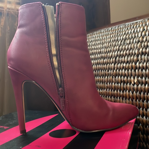 Cranberry color booties - Picture 3 of 6
